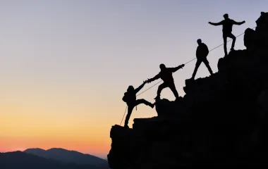 Personnes gravissant une montagne