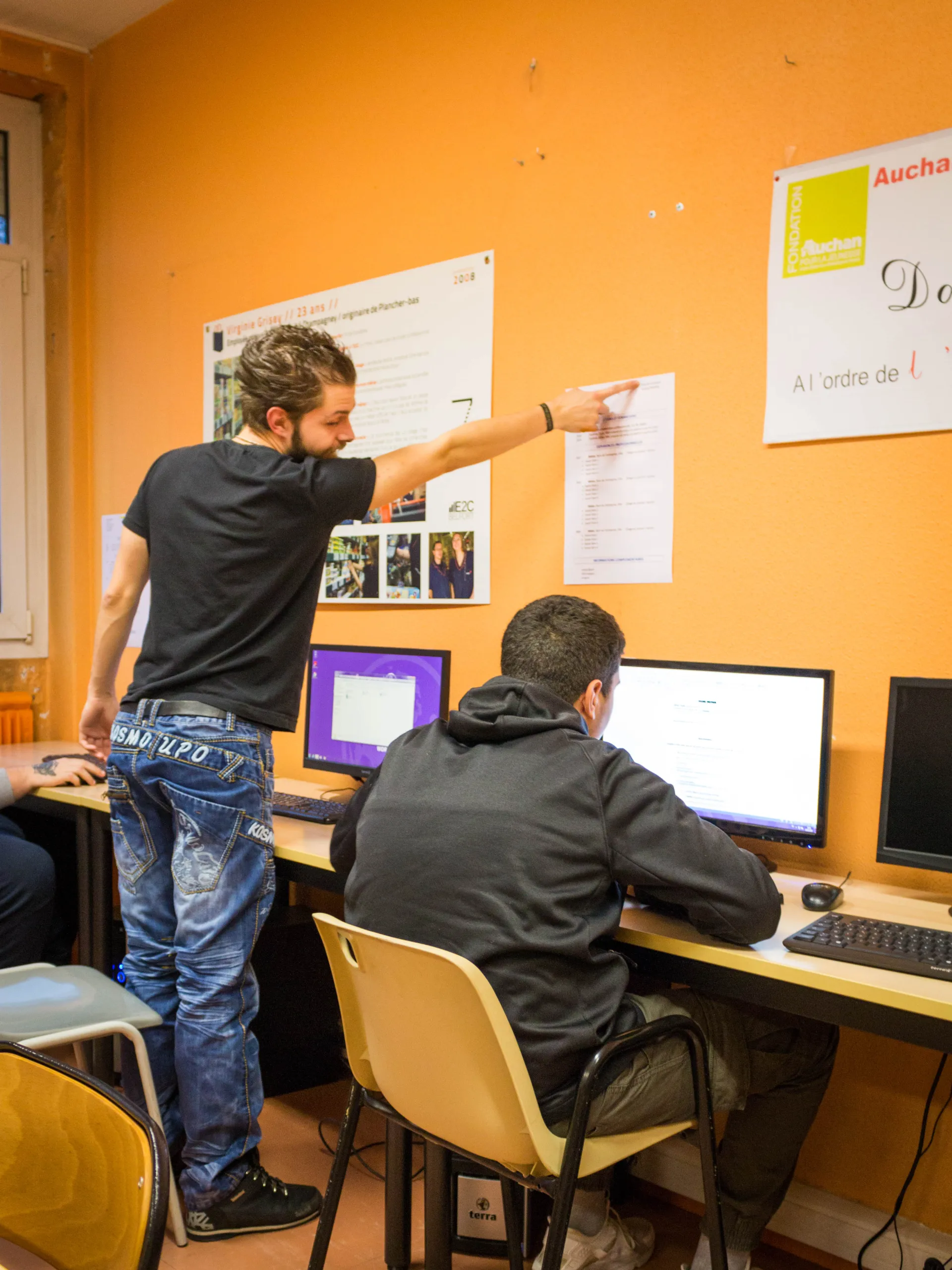 Photo - 2 jeunes en formation devant un ordinateur