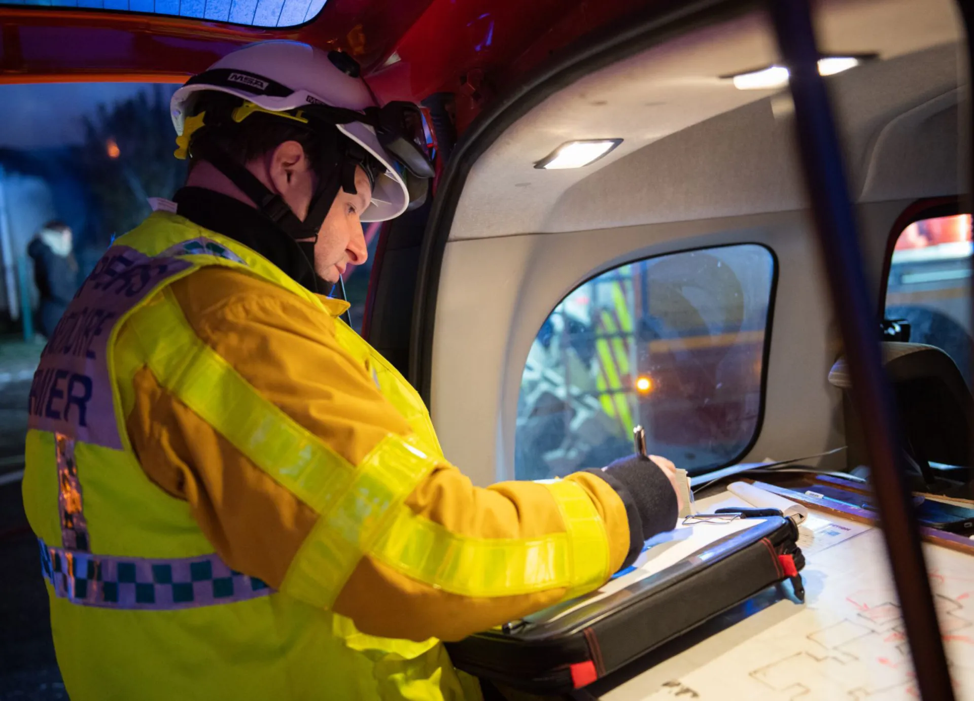 Photo d'un pompier dans un véhicule de secours