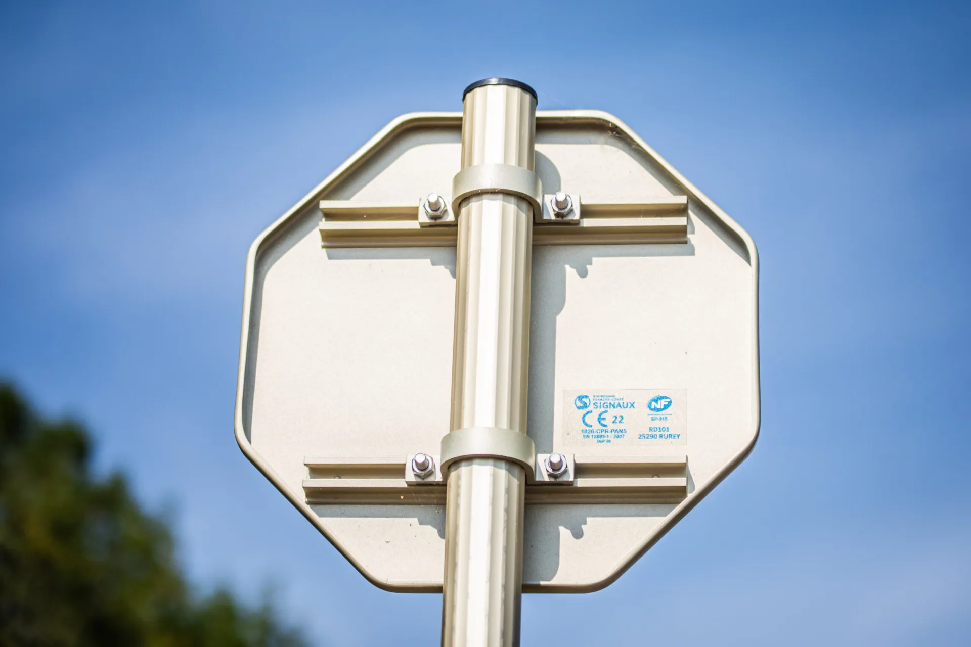 Arrière d'un panneau de signalisation 