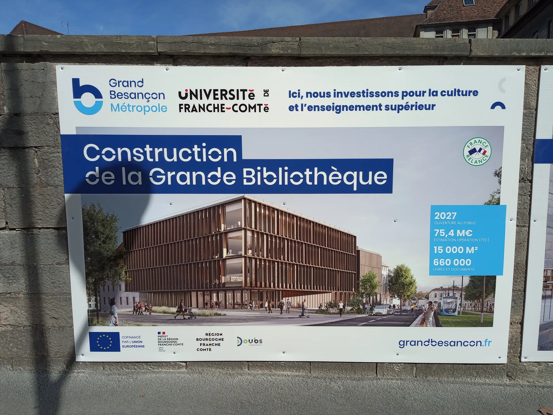Panneau de chantier de construction de la grande bibliothèque à Besançon