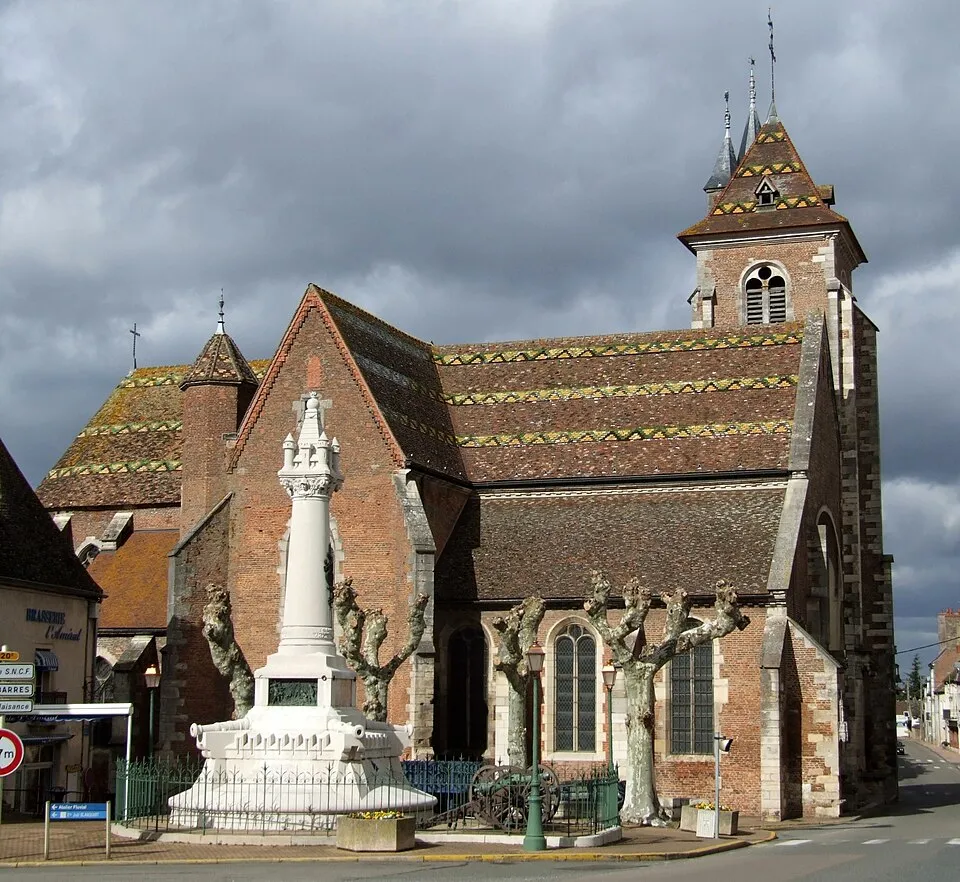 Vue extérieure de l'église Sain-Jean-Baptiste à Saint Jean de Losne
