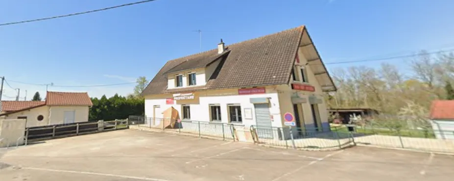 Vue extérieure du bar restaurant de Charmoy