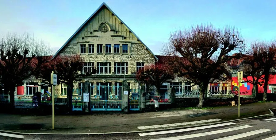 vue extérieure du groupe scolaire Jules Ferry de Besançon
