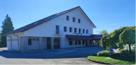 Vue extérieure du Relais du Lac à Maisod