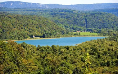 Vue sur le lac de Chambly (Jura)