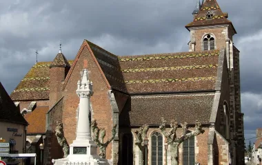 Vue extérieure de l'église Sain-Jean-Baptiste à Saint Jean de Losne
