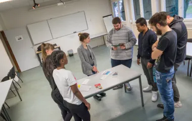 Jeunes en cours autour d'une table à l'E2C