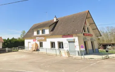 Vue extérieure du bar restaurant de Charmoy