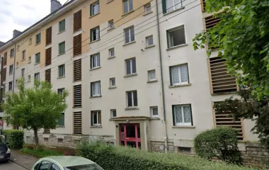 Vue extérieure bâtiments faisant l'objet d'une rénovation énergétique rue Haag à Besançon