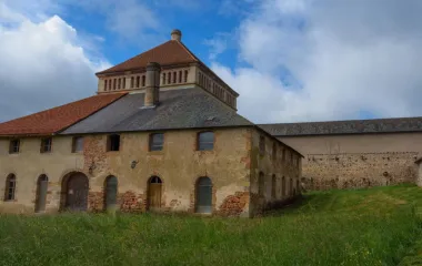 Vue extérieure de la poterie du château de la montagne à Saint Honoré les Bains